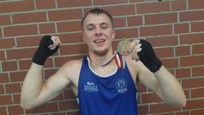 Der Boxer des FC St. Pauli Anton Hedde nach seinem Sieg in Cottbus