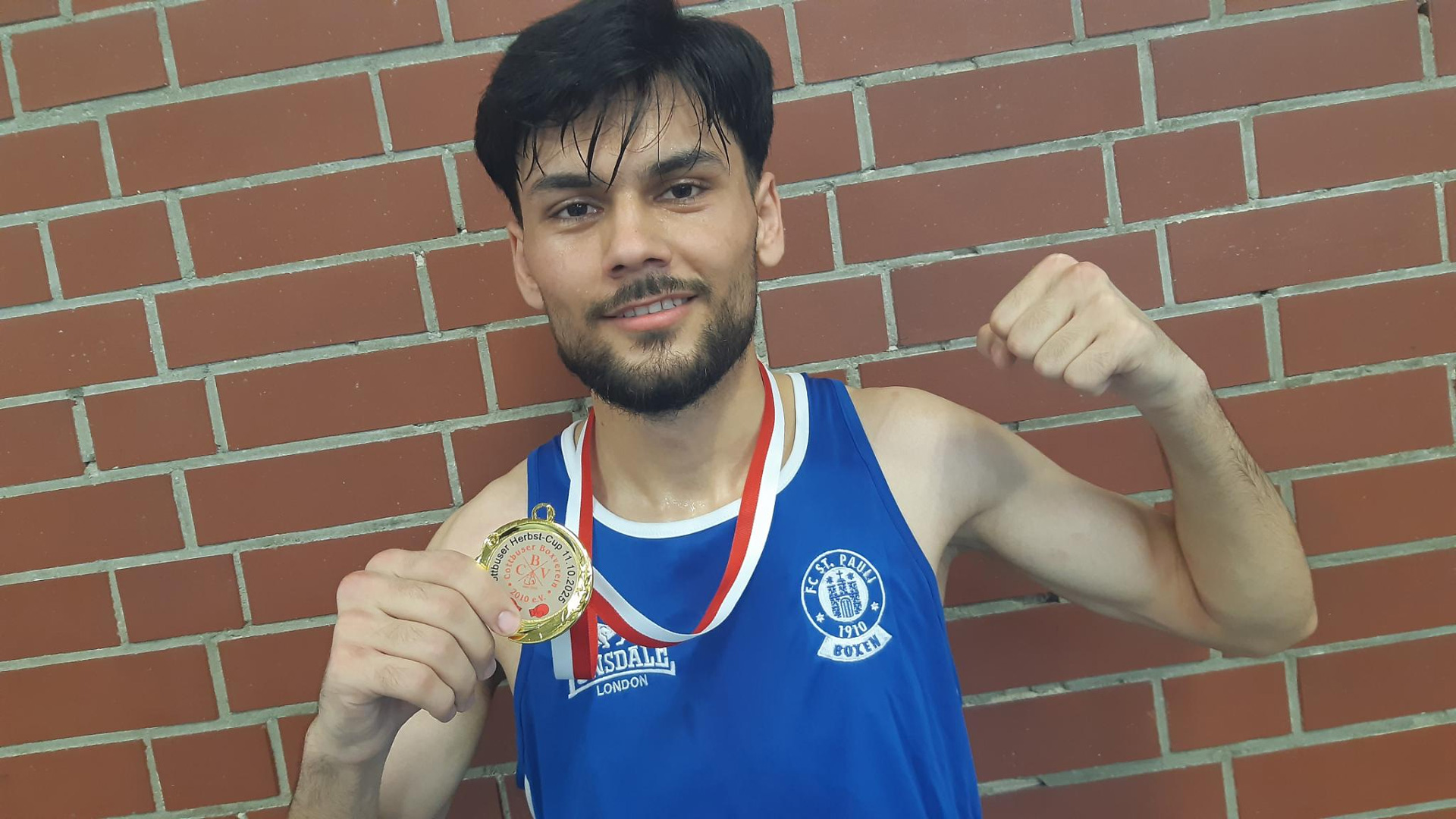 Der Boxer des Fc St. Pauli Sohail Koofi nach seinem Sieg in Cottbus