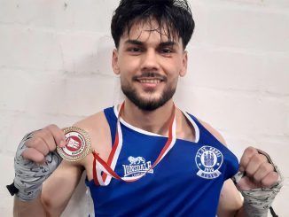 Der Boxer des FC St. Pauli Sohail Koofi nach dem Finalsieg mit der Goldmedaille in der Hand.