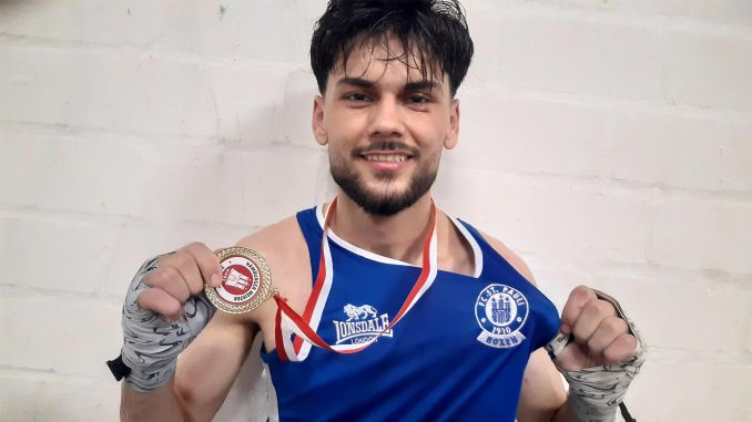 Der Boxer des FC St. Pauli Sohail Koofi nach dem Finalsieg mit der Goldmedaille in der Hand.