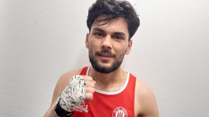 Der Boxer des Fc St. Pauli in einer Portraitaufnahme nach dem Halbfinalsieg der Hamburger Meisterschaft