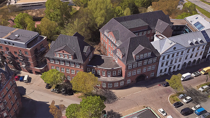 Luftbild der Fachschule für Sozialpädagogik am Zeughausmarkt 32 in Hamburg. Dort trainieren die Boxsportler des FC St. Pauli.