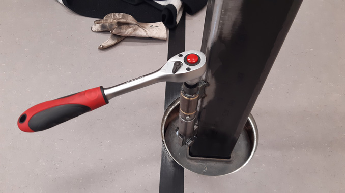 Das Bild zeigt den unteren Teil des Sandsackbaumes mit dem Klemmmechanismus