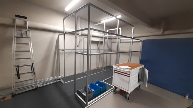 Der Rohbau eines begehbaren stationären Schrankes aus einem System von Aluminiumprofilen.