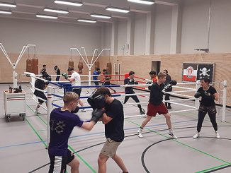 Boxer des FC St. pauli beim ersten Training in der sanierten Sporthalle. Man sieht einen Boxring und Sandsäcke.