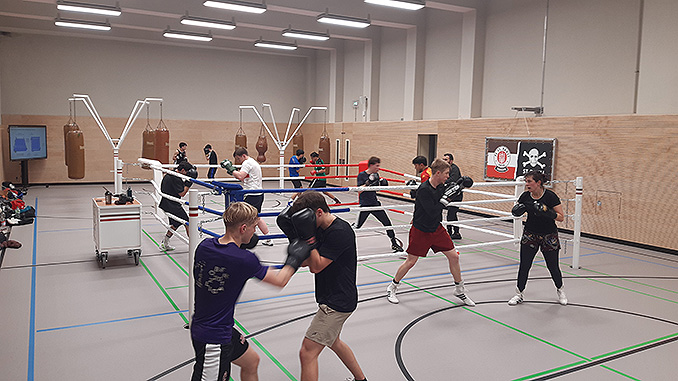 Boxer des FC St. pauli beim ersten Training in der sanierten Sporthalle. Man sieht einen Boxring und Sandsäcke.