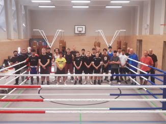 Die Teilnehmenden des Trainingswochenendes auf einem Gruppenbild im Boxring