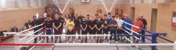 Die Teilnehmenden des Trainingswochenendes auf einem Gruppenbild im Boxring