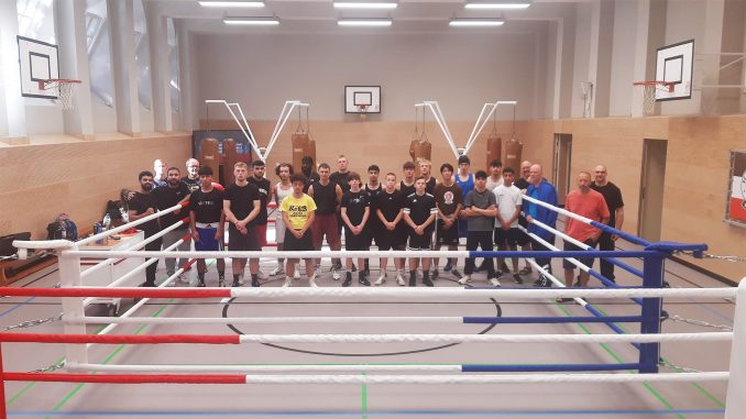 Die Teilnehmenden des Trainingswochenendes auf einem Gruppenbild im Boxring