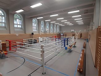 Die Boxhalle des Fc St. Pauli mit zwei aufgebauten Boxringen
