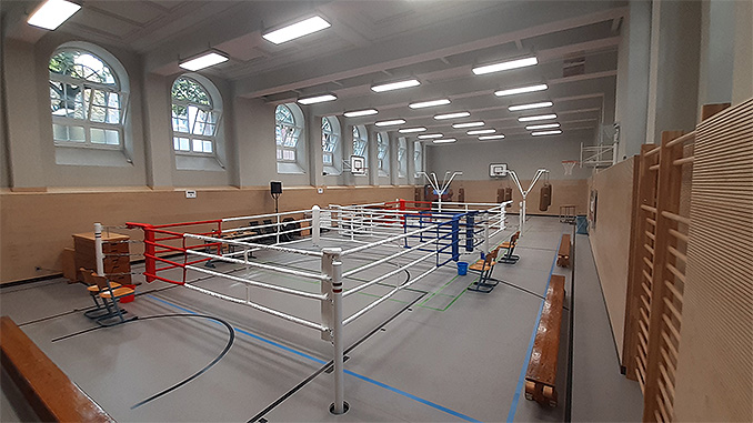 Die Boxhalle des Fc St. Pauli mit zwei aufgebauten Boxringen