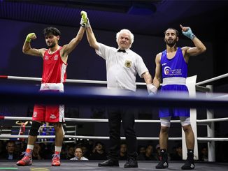Sohoil Koofi wird nach dem Kampf im Ring durch den Ringrichter zum Sieger erklärt.