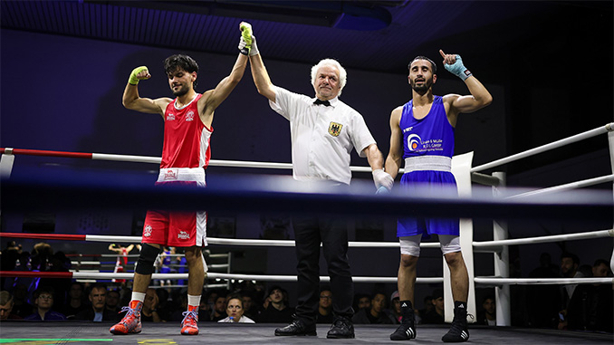 Sohoil Koofi wird nach dem Kampf im Ring durch den Ringrichter zum Sieger erklärt.